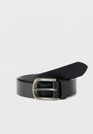 Ceinture en cuir noir avec une boucle métallique argentée légèrement arrondie, enroulée sur un fond blanc.