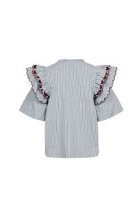 Blouse à rayures verticales bleu clair et blanc avec de larges manches à volants décorées d'une broderie rouge en forme de cœur.