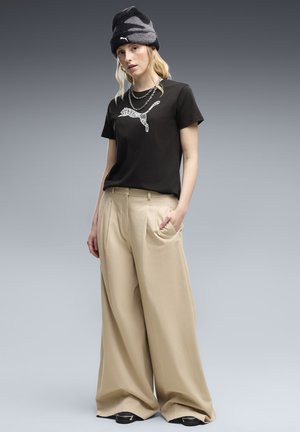 Puma, GRAPHICS LACE CAT TEE - Printtipaita - puma black
