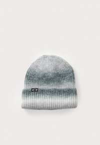 Szary dzianinowy beret z gradientowym wzorem przechodzącym od ciemnego do jasnego koloru, prążkowaną teksturą oraz małą czarną naszywką z logo z przodu.