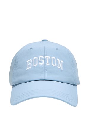 Hellblaues Baseballcap mit weiß besticktem "BOSTON" Text auf der Vorderseite, mit Belüftungsösen und gebogenem Schirm.