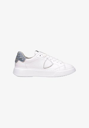 Le sneakers bianche in pelle presentano una finitura liscia, punta rotonda e suola piatta. Gli accenti di paillettes argento e blu sul tallone completano il design.