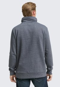 Grijze sweatshirt met hoge kraag, lange mouwen, ribgebreide manchetten en onderrand, gemaakt van zachte, gestructureerde stof. Achteraanzicht.