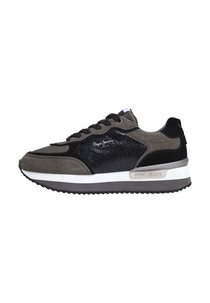 Szaro-czarny sneaker Pepe Jeans z teksturowanym bocznym panelem, sznurowadłami oraz białą, oznakowaną podeszwą środkową i detalem na pięcie, widziany z boku.