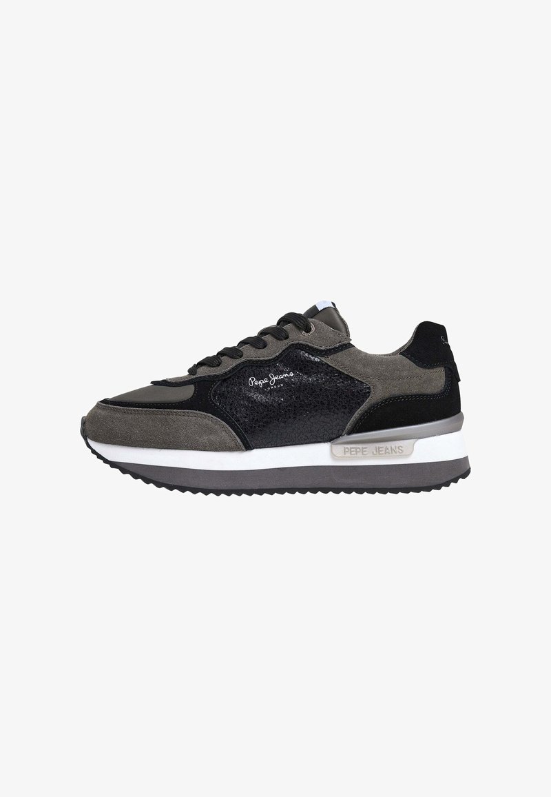 Baskets Pepe Jeans grises et noires avec panneau latéral texturé, lacets, semelle intermédiaire blanche de marque et détail au talon, vues de profil.