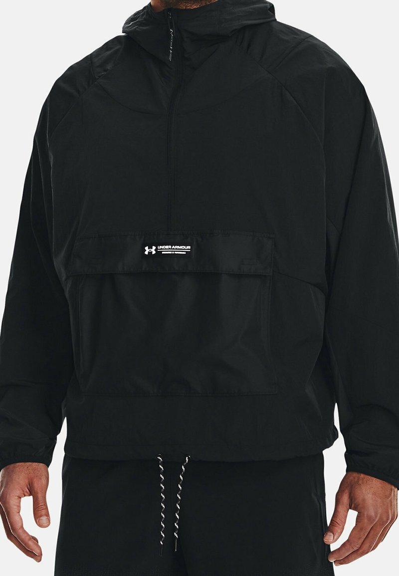 Giacca leggera nera con cappuccio, tasca frontale, cordino regolabile all'orlo e piccolo logo Under Armour sul petto.