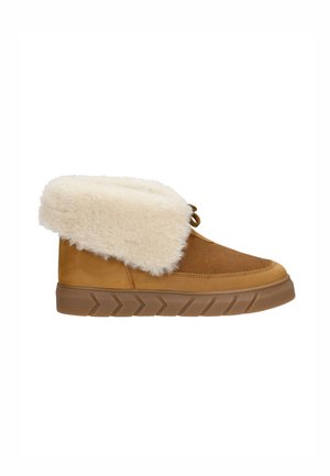 Stivale invernale in suede marrone con risvolto spesso in pelliccia bianca e suola in gomma con motivo a incavo, vista laterale.