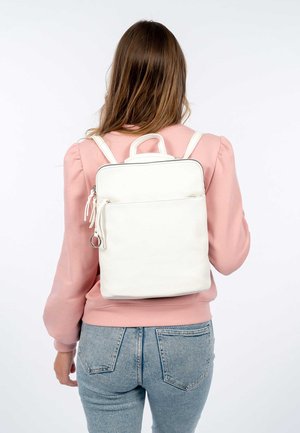 Sac à dos en cuir blanc avec fermeture à glissière, poche frontale et petite poignée. Les bretelles réglables sont attachées à l'arrière. Surface texturée.
