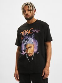 Sort bomulds t-shirt med et grafisk print af 2Pac og teksten "ALL EYEZ ON ME". Korte ærmer og afslappet pasform.