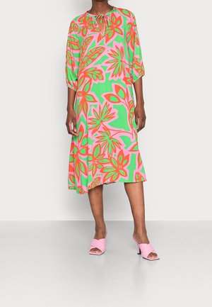 Vestido midi floral en verde, rosa y naranja. Con mangas tres cuartos, escote redondo con detalle de lazo y bajo acampanado.