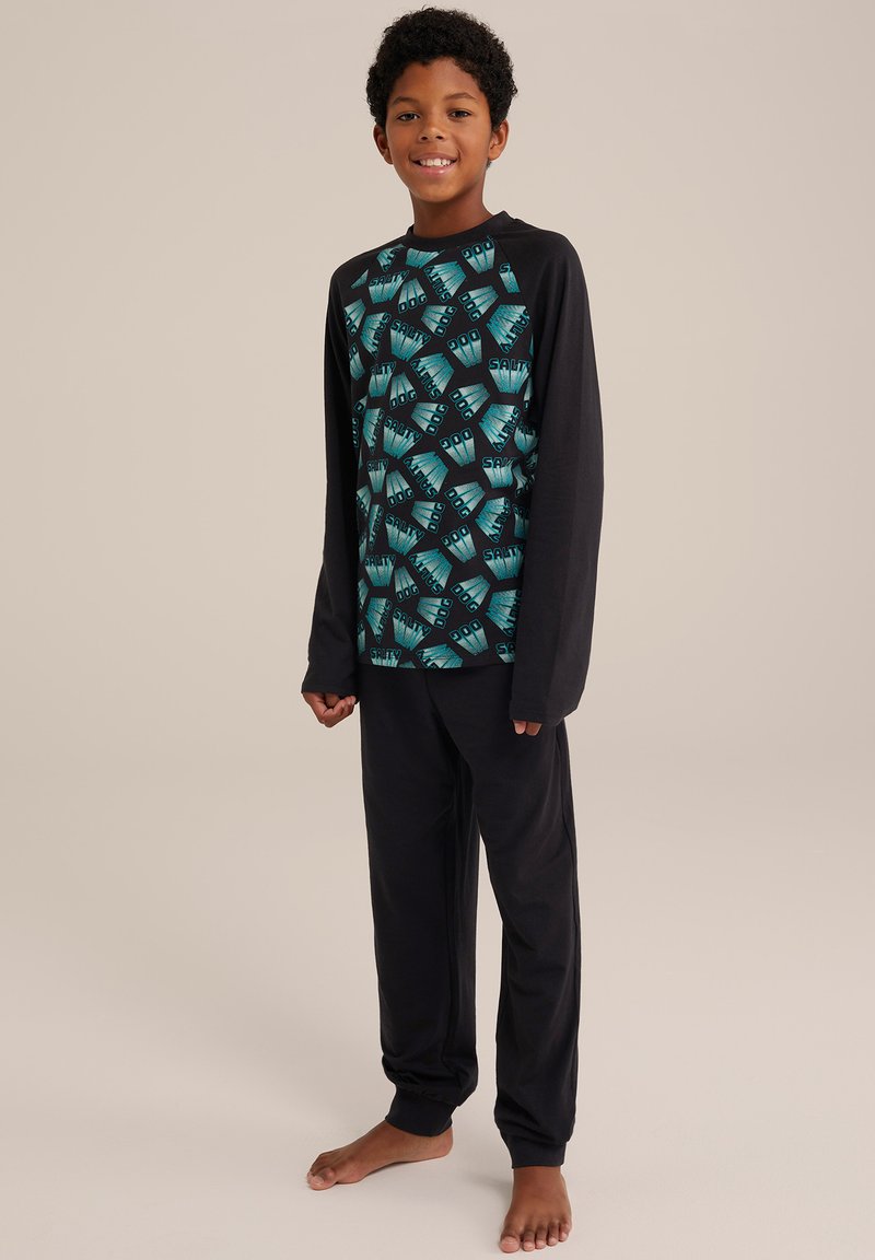 Párové pyžamo s dlhým rukávom, ktoré obsahuje čierny top s tyrkysovým geometrickým vzorom a zodpovedajúce čierne nohavice. Mäkkučký materiál, voľný strih, elastické manžety.