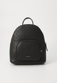 Sac à dos en cuir synthétique noir avec un motif de logo embossé, de forme arrondie, fermeture éclair dorée et une poche avant avec fermeture éclair.