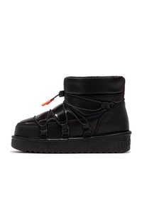 Zapato negro de caña media con suela de goma, elaborado con material brillante. Cuenta con cordones cruzados y una cremallera con una pestaña de tirador naranja.