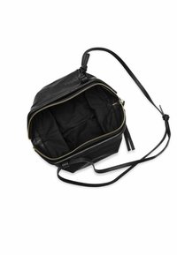 Bolso cruzado de cuero negro con cierre de cremallera, interior forrado en tela negra, con una correa ajustable y diseño minimalista.