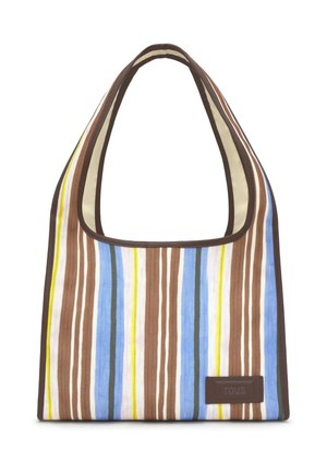 Bolso de hombro de tela a rayas con líneas verticales marrones, azules, amarillas y blancas y una parche rectangular de logo marrón en la parte inferior derecha.