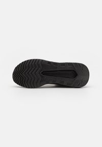 Semelle de sneaker noire avec un motif en zigzag texturé, comportant une rainure centrale et le nom de la marque "KARL LAGERFELD" en relief au centre.