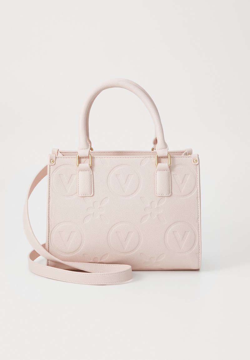 Világos rózsaszín kézitáska, dombornyomott virág- és V betű mintázattal, két felső fogantyúval és állítható keresztpánttal. Aranyozott fémszerelvények.