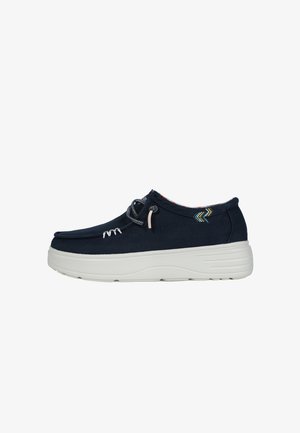 Sneaker in tela navy con suola bianca, lacci grigi e cuciture decorative. Presenta accenti colorati sul tallone e una suola testurizzata.