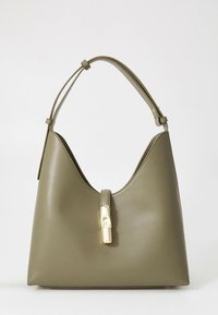 Mala de mão em couro verde-oliva com formato estruturado tipo hobo, apresentando um fecho em tom dourado e uma alça única ajustável.