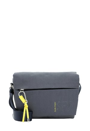 Bolso bandolera compacto azul marino texturizado con solapa, correa ajustable, mosquetón plateado y etiqueta de acento amarilla en el bolsillo frontal.