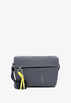 Bolso bandolera compacto azul marino texturizado con solapa, correa ajustable, mosquetón plateado y etiqueta de acento amarilla en el bolsillo frontal.