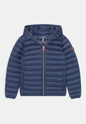Marineblaue Steppjacke mit Kapuze, frontalem Reißverschluss, elastischen Bündchen und kleinem runden Logopatch am linken Ärmel.