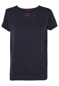 Sininen lyhythiiroinen paita, joka on valmistettu sileästä kankaasta. Pidennetty pyöreä kaula-aukko, keskellä avaus, jossa on pyöreä metallikoriste.