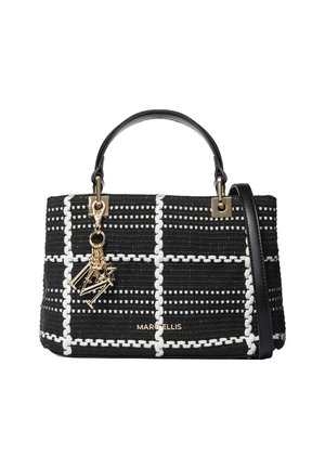 Sac à main à carreaux noir et blanc avec poignée et bandoulière noires, ferrures dorées et un charm en or avec des lettres et des étoiles.