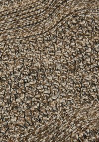 Tessuto intrecciato in tonalità di marrone con un motivo strutturato. Il materiale presenta filamenti spessi e sottili, creando un aspetto ricco e stratificato.