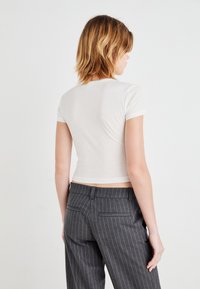 Weekday TIGHT FITTED - Pamata T-krekls - white