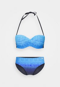 Ensemble de bikini deux pièces en dégradé de bleu avec des motifs complexes. Le haut présente un design moulé et des bretelles à nouer ; le bas a une base bleu marine uni.