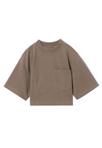 Brązowy, krótki t-shirt wykonany z miękkiego materiału, z okrągłym dekoltem, krótkimi rękawami, kieszonką na piersi oraz subtelnym haftem.