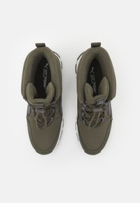 Puma EVOLVE PURETEX JR - Botas para la nieve - dark olive/galactic gray/white