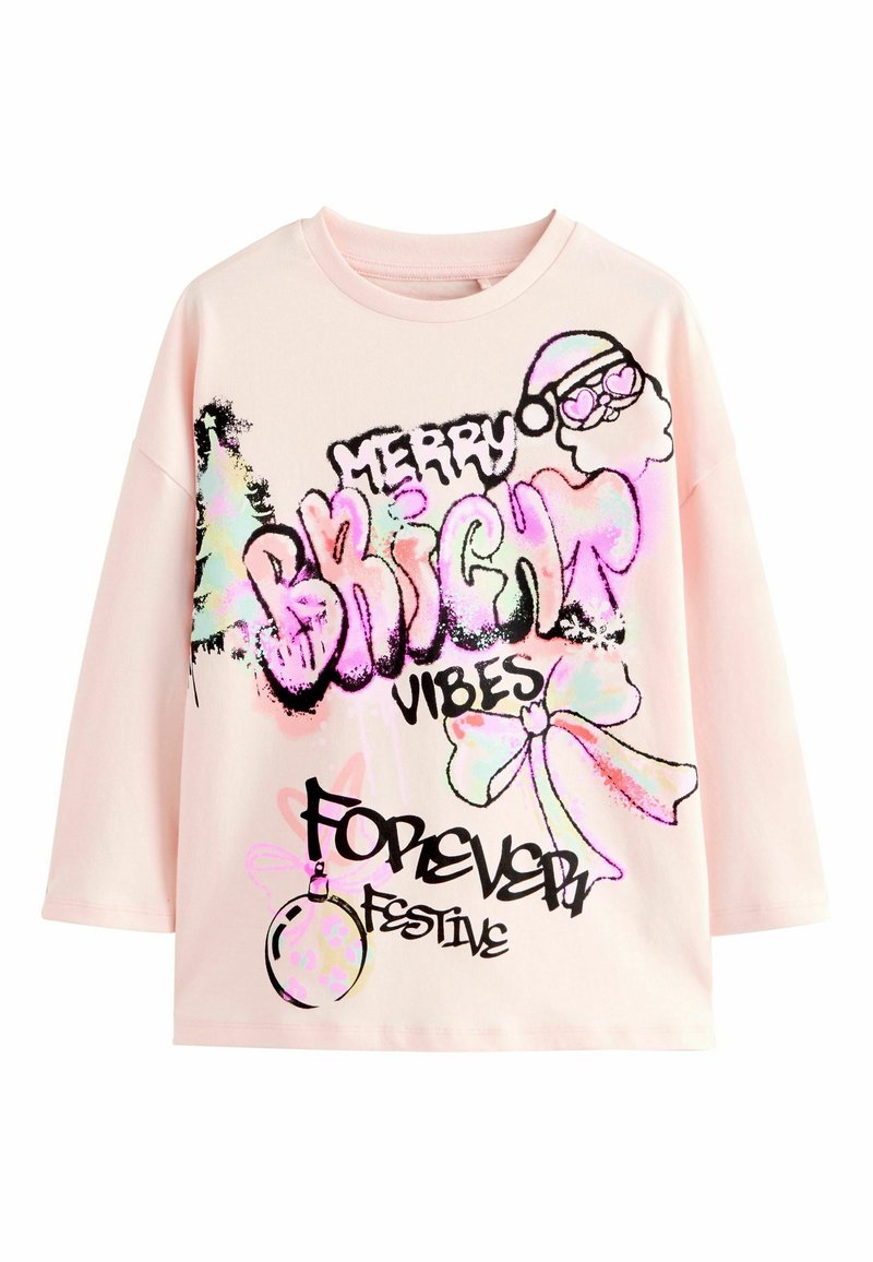 Tricou roz deschis cu mânecă lungă, având text în stil graffiti negru și grafică colorată, care include designuri cu Moș Crăciun, globuri și fundițe.