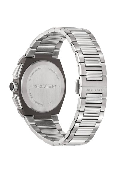Nerezová oceľová hodinky s osemuholníkovým puzdrom, metalovým náramkom so striedajúcimi sa leštenými a brúsenými článkami, označené 'Ferragamo' na zapínaní.