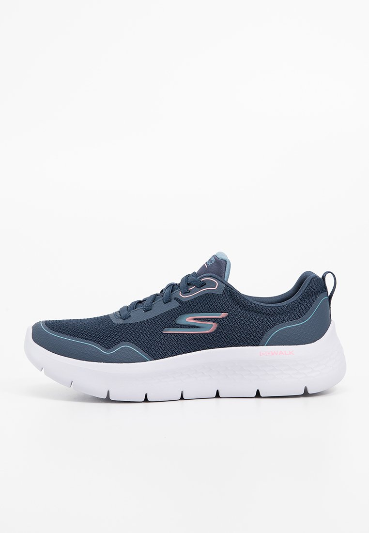 Marineblaue Skechers Sport-Sneaker mit weißer Sohle, Schnürdesign, atmungsaktivem Mesh-Obermaterial und einem hellrosa "S"-Logo an der Seite.