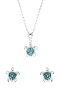 Zilveren schildpad hanger ketting met turquoise kristallen, vergezeld van bijpassende schildpad stud oorbellen. Gladde textuur, ingewikkeld ontwerp.