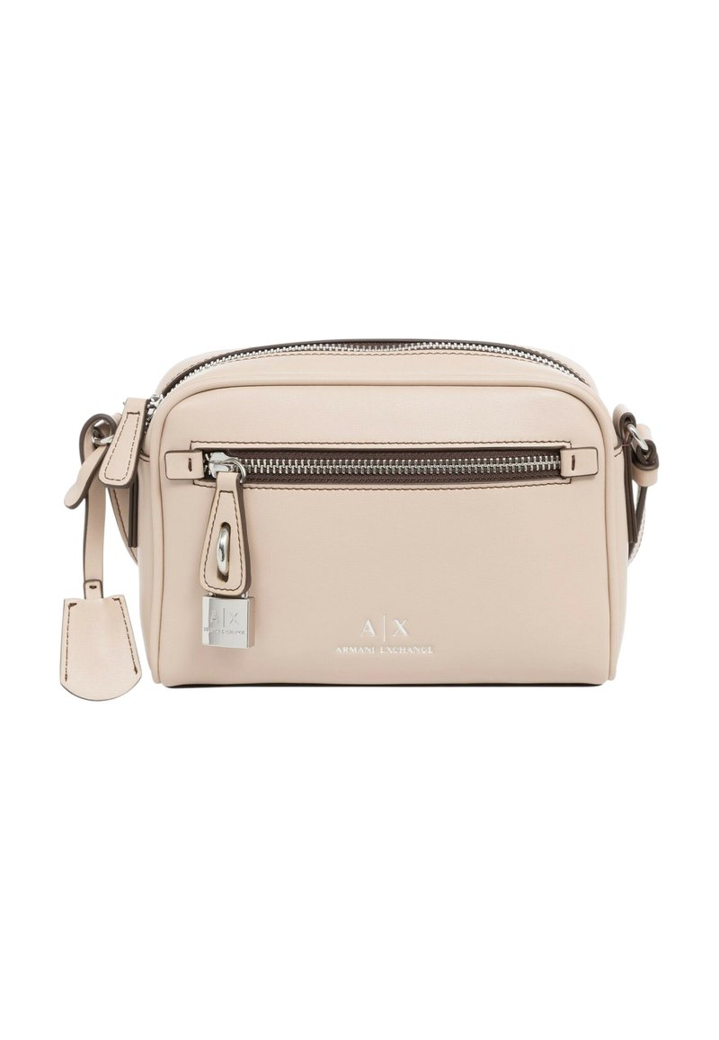 Borsa a tracolla beige in pelle liscia. Presenta hardware argentato, una tasca frontale con zip, tracolla regolabile e logo impresso sul fronte.
