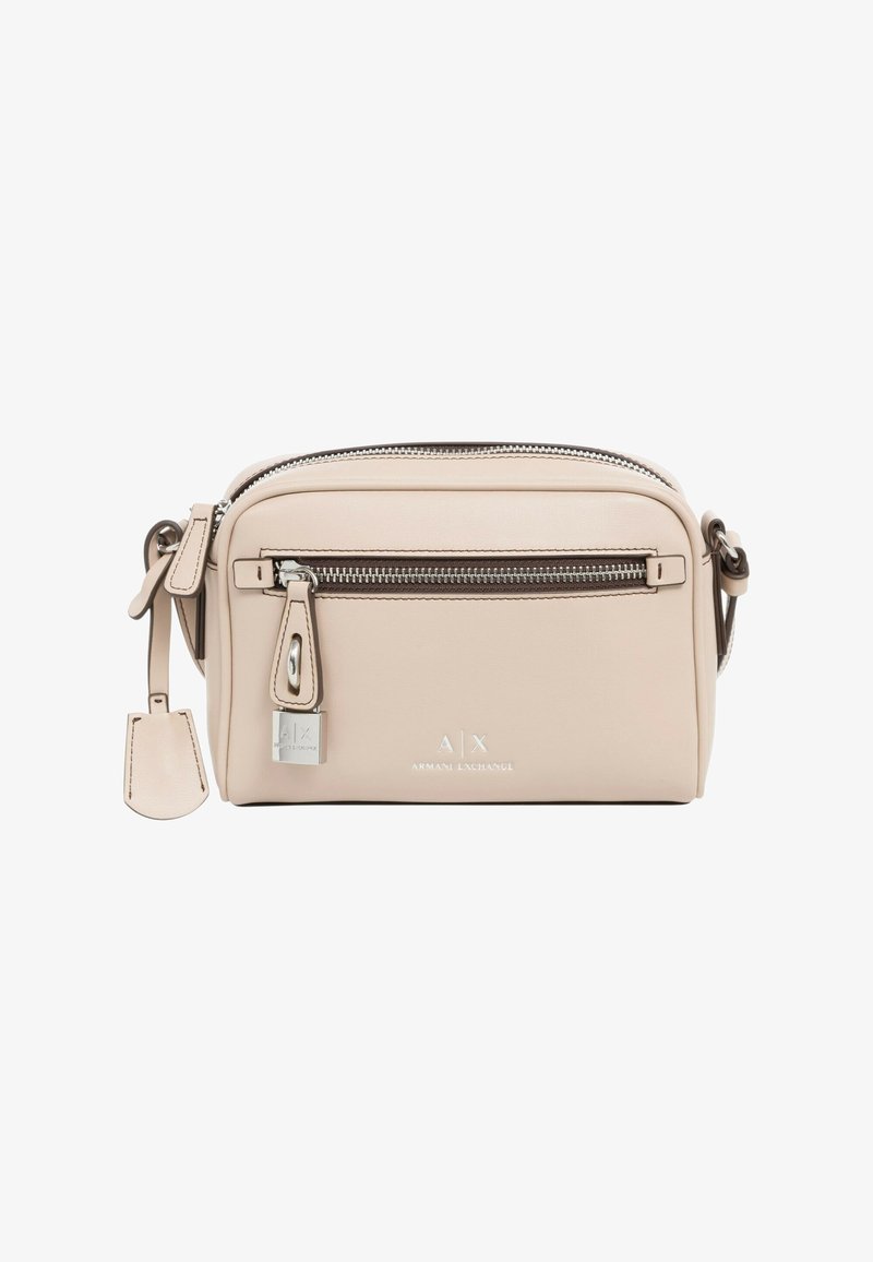 Borsa a tracolla beige in pelle liscia. Presenta hardware argentato, una tasca frontale con zip, tracolla regolabile e logo impresso sul fronte.