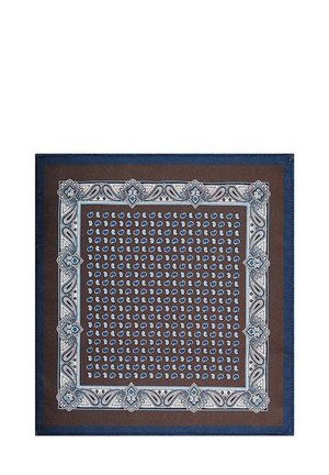 Brązowy szalik z niebieskim wzorem paisley, otoczony skomplikowanymi jasnoniebieskimi wzorami. Gładki materiał o kwadratowym kształcie i wykończonych brzegach.