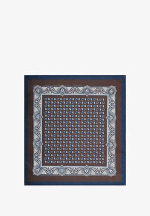 Brązowy szalik z niebieskim wzorem paisley, otoczony skomplikowanymi jasnoniebieskimi wzorami. Gładki materiał o kwadratowym kształcie i wykończonych brzegach.