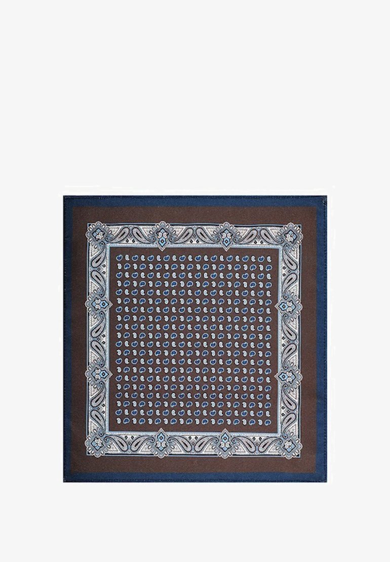 Brązowy szalik z niebieskim wzorem paisley, otoczony skomplikowanymi jasnoniebieskimi wzorami. Gładki materiał o kwadratowym kształcie i wykończonych brzegach.