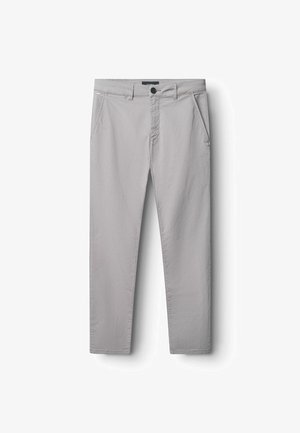 Grijze katoenen broek met rechte pijpen, voorzien van twee steekzakken aan de voorkant en een knoopsluiting. Gladde textuur en minimalistische stijl.
