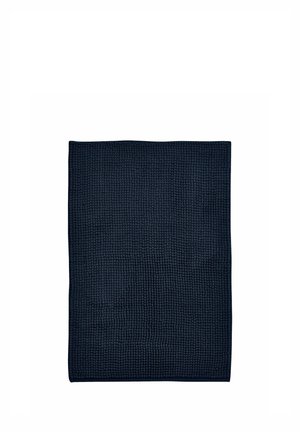 Alfombrilla de baño rectangular de color azul oscuro con un patrón texturizado y elevado similar a guijarros y bordes limpios sobre un fondo blanco.
