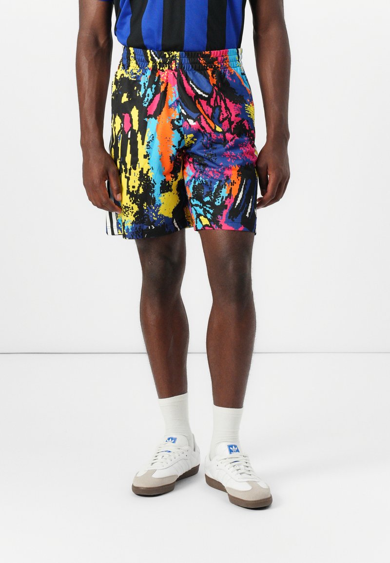 Fargerike badshorts med et livlig abstrakt mønster i svart, blått, rosa og gult. Elastisk midjebånd og sidestriper.
