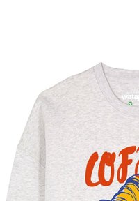 Helles graues Baumwoll-T-Shirt mit Rundhalsausschnitt, versehen mit kräftigem orangefarbenem und blauem grafischem Text "COFFEE" und leicht strukturiertem Stoff.