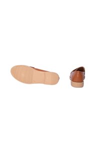 Scarpe slip-on sintetiche marroni con punta rotonda, suola in gomma texturizzata color cammello e design minimalista. Presentano dettagli lisci attorno all'apertura.