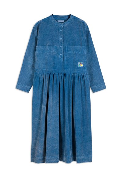 Abito lungo in denim blu con chiusura a bottoni sul davanti, due tasche sul petto e gonna arricciata. Tessuto testurizzato con una toppa con logo ricamato.