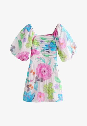 Hvid kort kjole med store pufærmer, firkantet udskæring og farverigt pastelfarvet blomsterprint i pink, blå, grøn og orange.