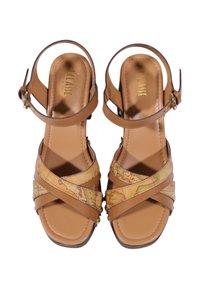 Sandali in pelle marrone con cinturini incrociati e stampa della mappa, cinturini regolabili alla caviglia e suola piatta. Leggera imbottitura nella soletta.